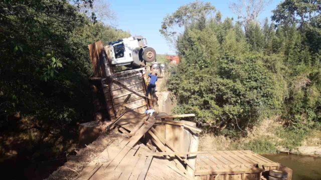 Caminhão cai em rio na divisa de Piracicaba e Rio Claro após ponte ceder Caminhão cai em rio na divisa de Piracicaba e Rio Claro após ponte ceder