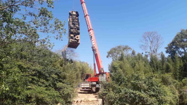 Caminhão cai em rio na divisa de Piracicaba e Rio Claro após ponte ceder Caminhão cai em rio na divisa de Piracicaba e Rio Claro após ponte ceder