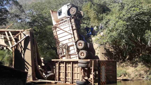Caminhão cai em rio na divisa de Piracicaba e Rio Claro após ponte ceder Caminhão cai em rio na divisa de Piracicaba e Rio Claro após ponte ceder