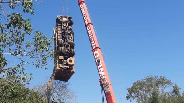 Caminhão cai em rio na divisa de Piracicaba e Rio Claro após ponte ceder Caminhão cai em rio na divisa de Piracicaba e Rio Claro após ponte ceder