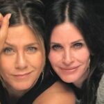 Courteney Cox tira sarro de Jennifer Aniston durante jogo de bilhar