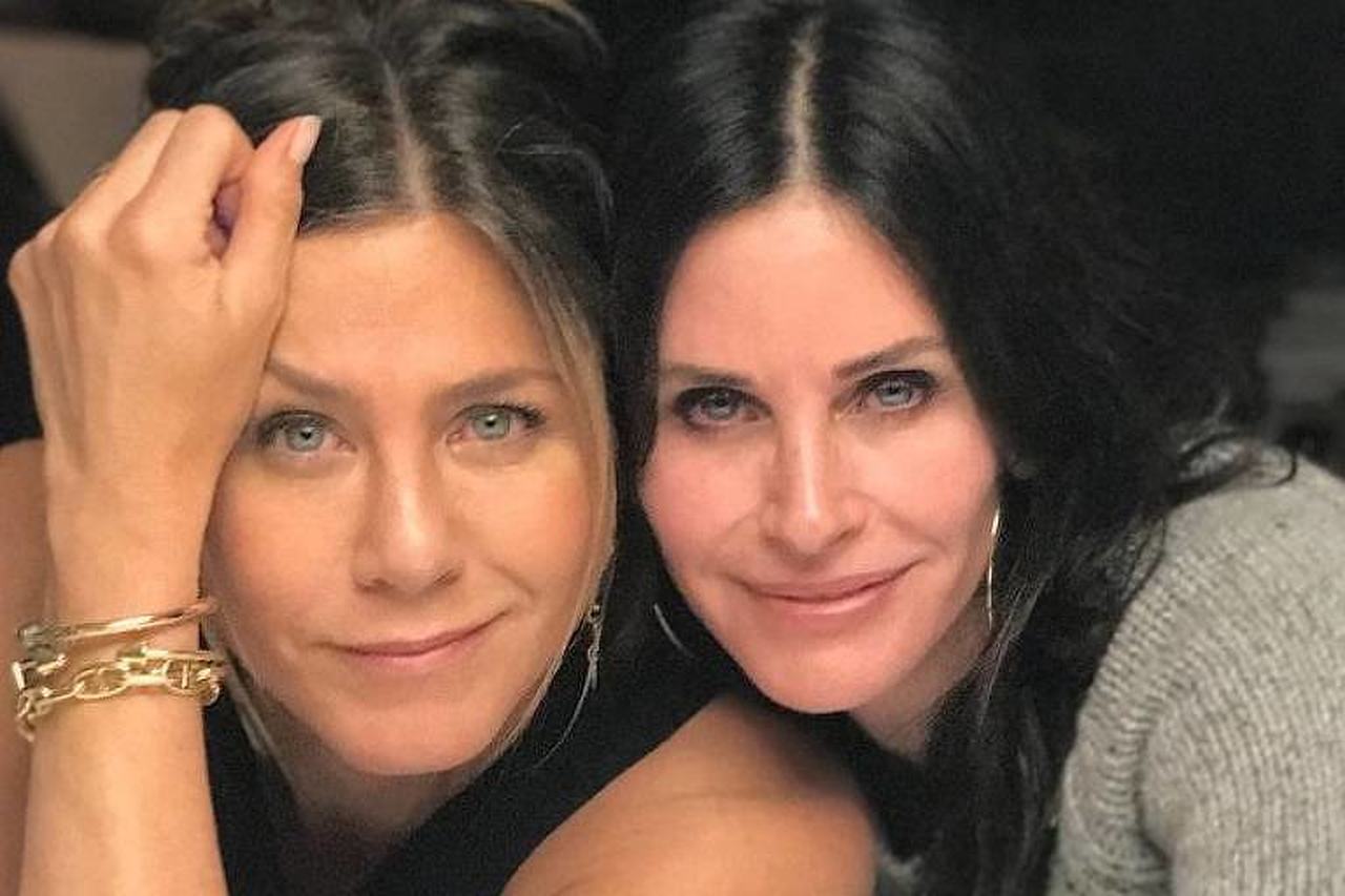 Courteney Cox tira sarro de Jennifer Aniston durante jogo de bilhar