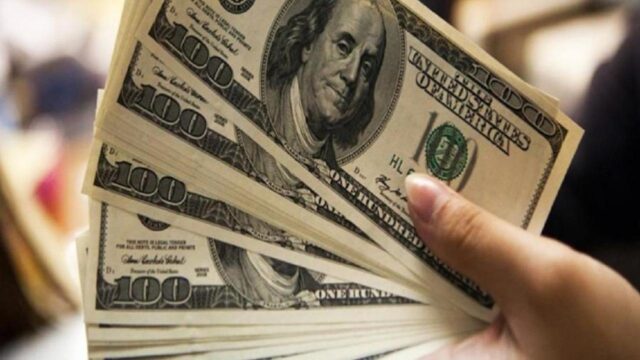 uma foto das cédulas de dólar desta sexta 28-08-2020