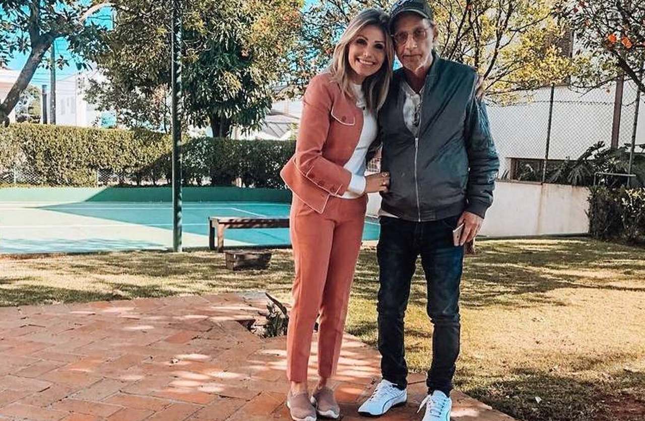 Filha de Saccomani diz que cantou a ele antes de sua morte