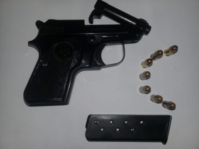 Uma foto da arma de fogo apreendida por policiais militares Uma foto da arma de fogo apreendida por policiais militares