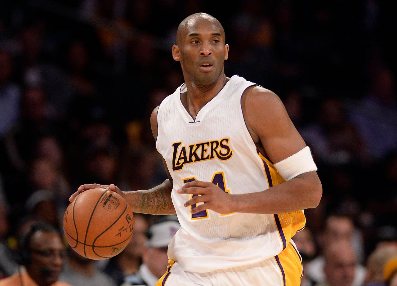 Kobe Bryant é homenageado e vira nome de rua na região do Staple Center em Los Angeles