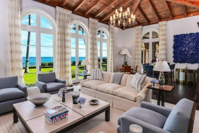 foto de uma sala com sofás