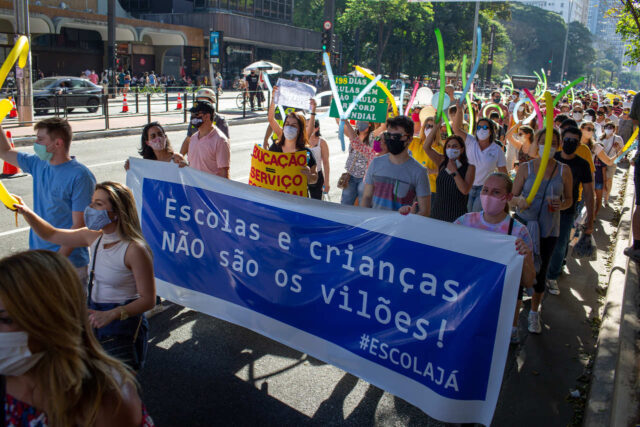 Uma foto dos pais dos estudantes protestando a favor da reabertura das escolas em SP Uma foto dos pais dos estudantes protestando a favor da reabertura das escolas em SP