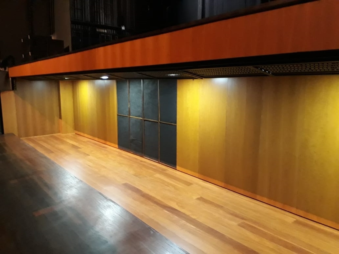 Uma foto do interior do teatro, após a reforma