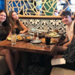 Rose Miriam posa em almoço com os filhos e lamenta saudade de Gugu: “Só faltou o papai”