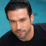 Sergio Marone aparece nu em clique sensual em frente ao espelho e vira assunto na web