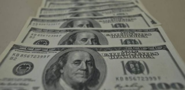 uma foto de cédulas de dólar