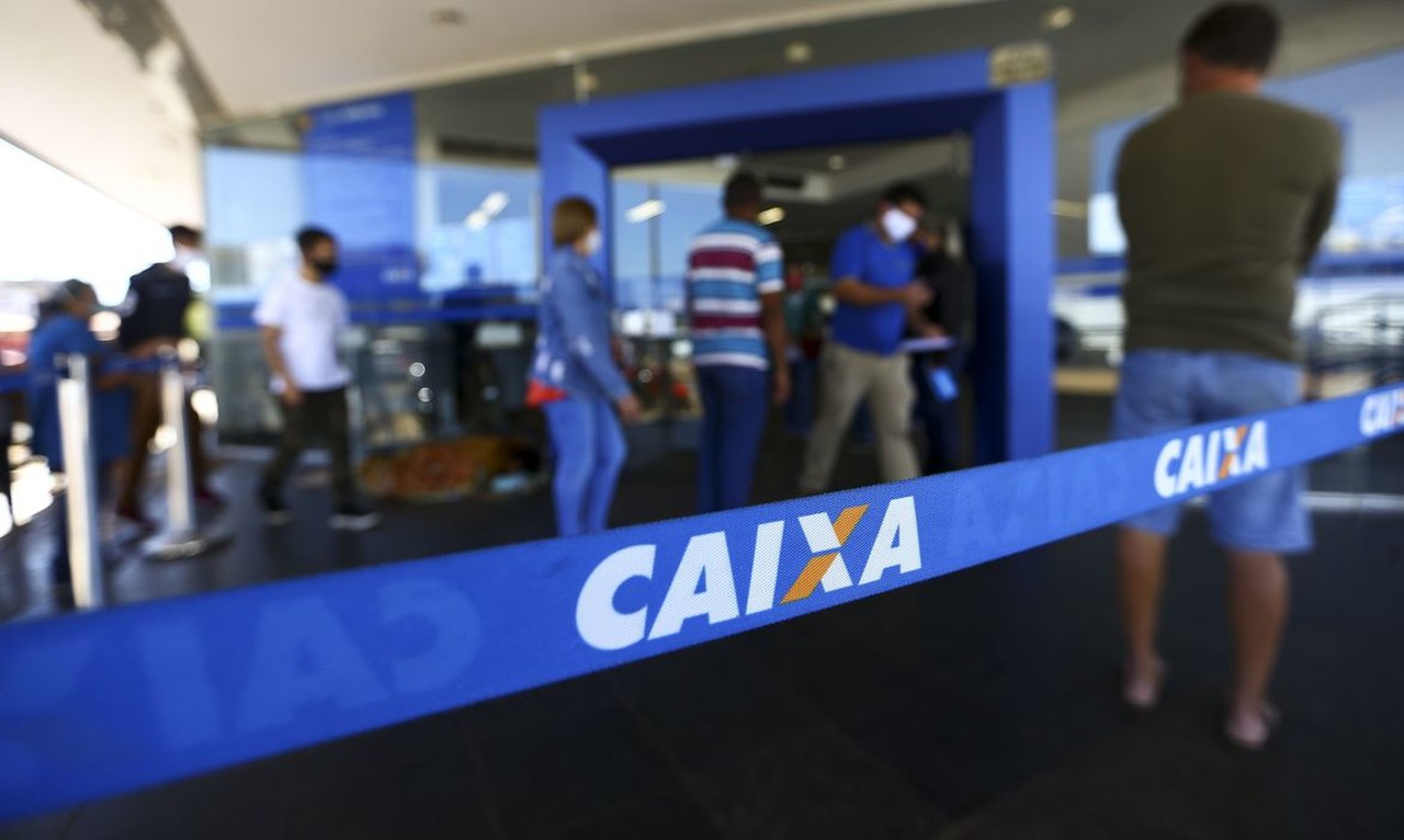 Caixa paga R$ 300 a 1,6 milhão beneficiários do Bolsa Família