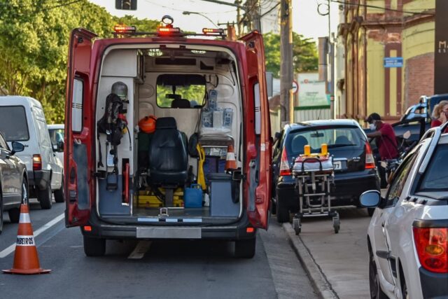 Acidente entre carro e caminhão munck deixa uma vítima em avenida de Piracicaba