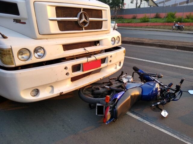 Acidente entre moto e caminhão deixa uma vítima na manhã desta terça (29), em Piracicaba