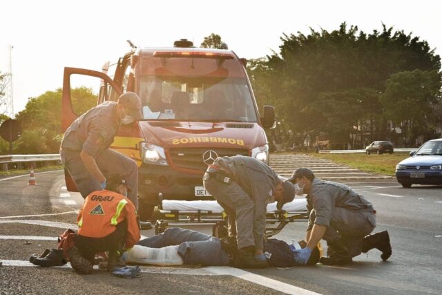 Jovem de 21 anos fica com grave ferimento após se acidentar com carro, em Piracicaba Jovem de 21 anos fica com grave ferimento após se acidentar com carro, em Piracicaba