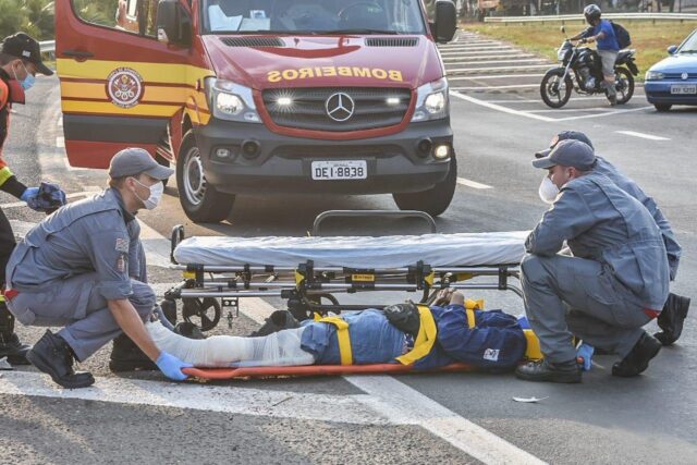 Jovem de 21 anos fica com grave ferimento após se acidentar com carro, em Piracicaba Jovem de 21 anos fica com grave ferimento após se acidentar com carro, em Piracicaba