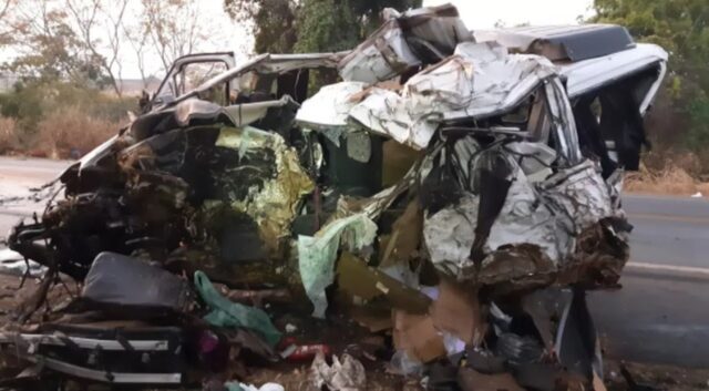 Uma foto da van totalmente destruída Uma foto da van totalmente destruída