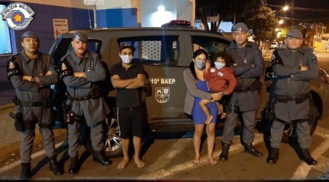 Policiais do BAEP salvam criança de quatro anos que estava engasgada com bala Policiais do BAEP salvam criança de quatro anos que estava engasgada com bala