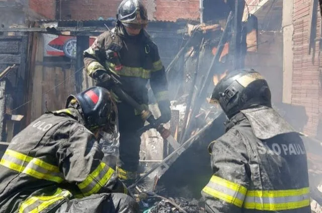 Uma foto dos bombeiros controlando o incêndio que atingiu a comunidade Uma foto dos bombeiros controlando o incêndio que atingiu a comunidade