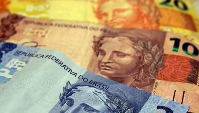 Uma foto de cédulas de dois, dez e vinte reais Uma foto de cédulas de dois, dez e vinte reais