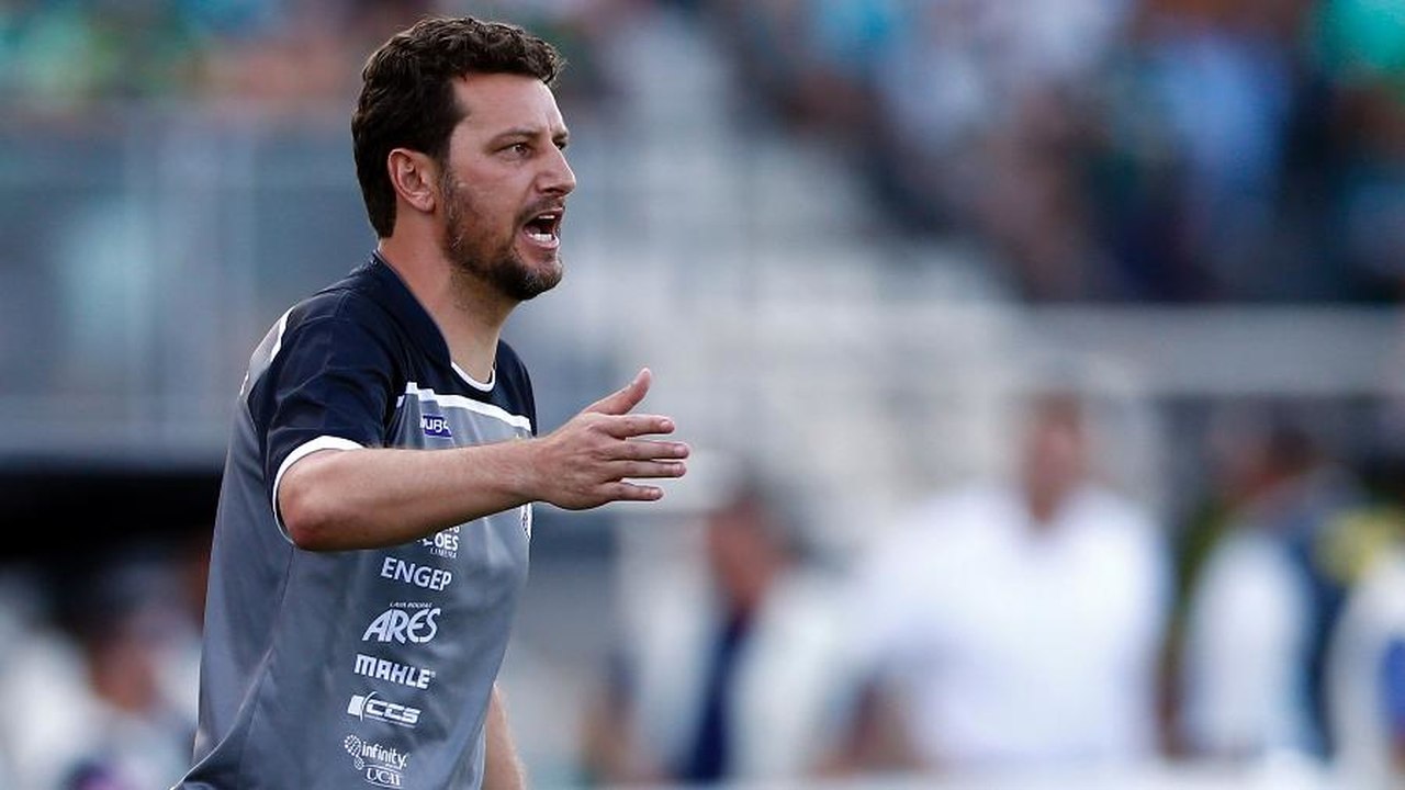 Elano diz que torcedores estavam armados ao invadirem treino do Figueirense