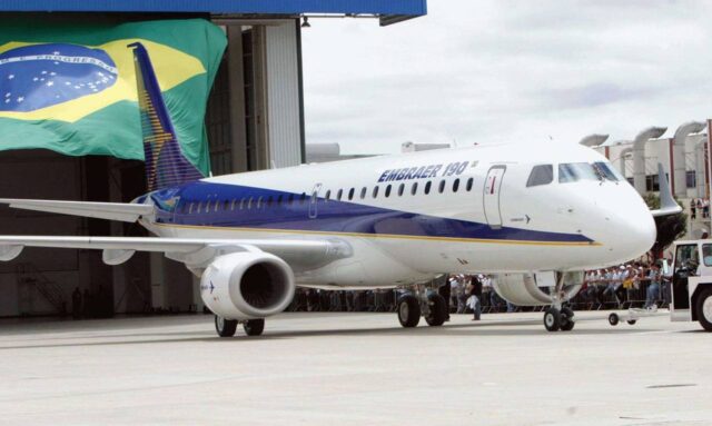 uma foto do avião da embraer