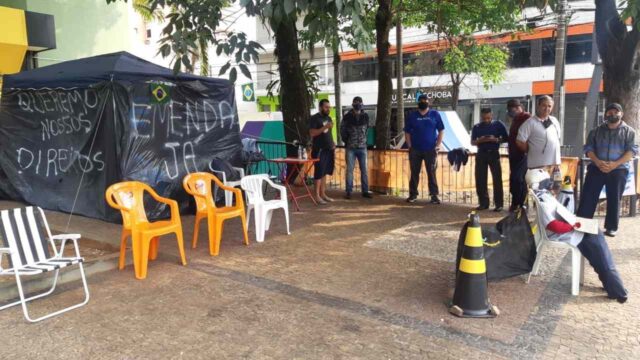 Ex-funcionários da Via Ágil protestam em frente à Câmara de Vereadores de Piracicaba Ex-funcionários da Via Ágil protestam em frente à Câmara de Vereadores de Piracicaba