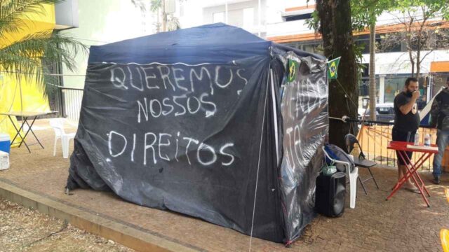 Ex-funcionários da Via Ágil protestam em frente à Câmara de Vereadores de Piracicaba Ex-funcionários da Via Ágil protestam em frente à Câmara de Vereadores de Piracicaba