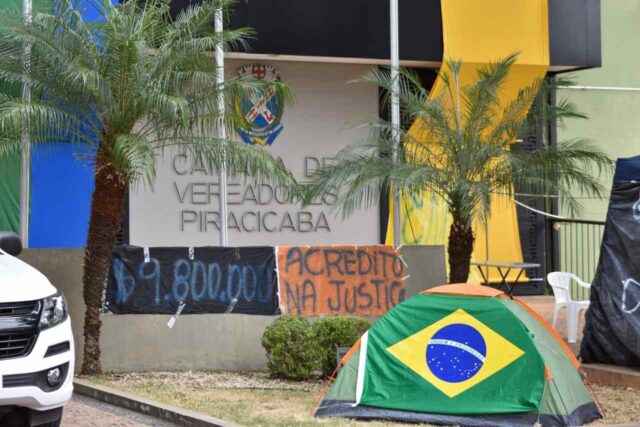 Ex-funcionários da Via Ágil protestam em frente à Câmara de Vereadores de Piracicaba Ex-funcionários da Via Ágil protestam em frente à Câmara de Vereadores de Piracicaba