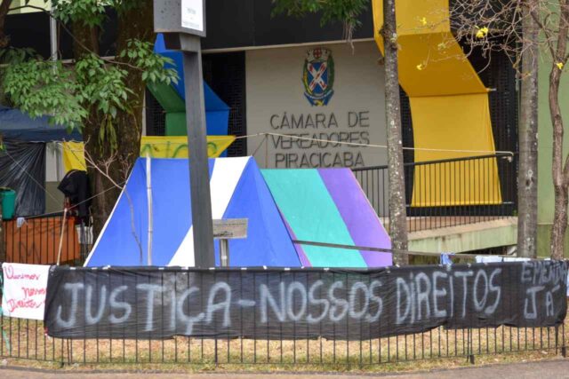 Ex-funcionários da Via Ágil protestam em frente à Câmara de Vereadores de Piracicaba Ex-funcionários da Via Ágil protestam em frente à Câmara de Vereadores de Piracicaba