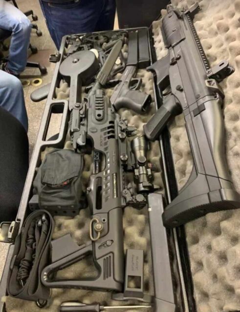 Uma foto do arsenal (31 armas) apreendido no porta-malas do carro Uma foto do arsenal (31 armas) apreendido no porta-malas do carro