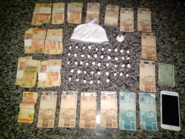 Indivíduo que fazia entrega de drogas a domicílio é preso por policiais militares Indivíduo que fazia entrega de drogas a domicílio é preso por policiais militares
