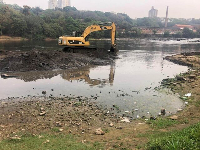 Aproveitando a baixa vazão, Prefeitura limpa o Rio Piracicaba Aproveitando a baixa vazão, Prefeitura limpa o Rio Piracicaba