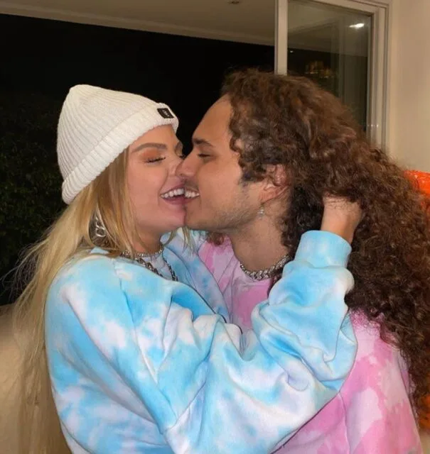 Uma foto de Luisa Sonza e Vitão se beijando Uma foto de Luísa Sonza e Vitão se beijando