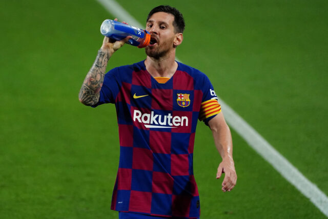 Uma foto de Lionel Messi vestido a camisa do Barcelona Uma foto de Lionel Messi vestido a camisa do Barcelona
