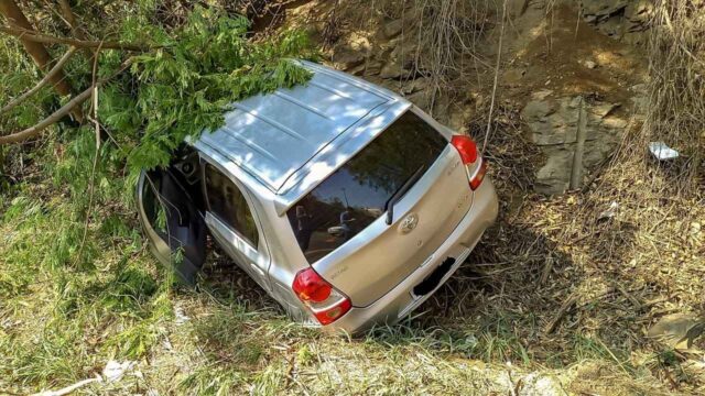 Mulher leva "fechada" no trânsito, perde controle de carro e colide contra árvore, em Piracicaba