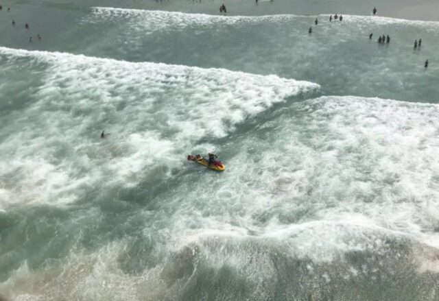 Uma foto do Grupamento de Bombeiros Marítimo atuando no mar Uma foto do Grupamento de Bombeiros Marítimo atuando no mar