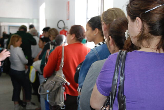 Foto que mostra uma fila de espera