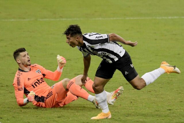 São Paulo perde chances, tem gol anulado e leva três do Atlético-MG São Paulo perde chances, tem gol anulado e leva três do Atlético-MG