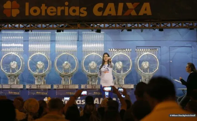 Uma foto do sorteio ao vivo da Lotofácil da Independência Uma foto do sorteio ao vivo da Lotofácil da Independência