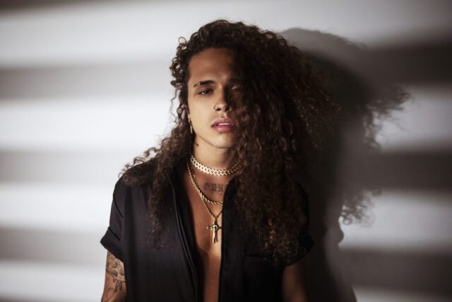 uma foto do cantor Vitão