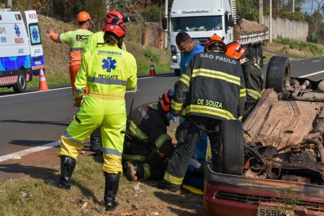 Em Piracicaba, capotamento deixa uma vítima na rodovia Geraldo de Barros 