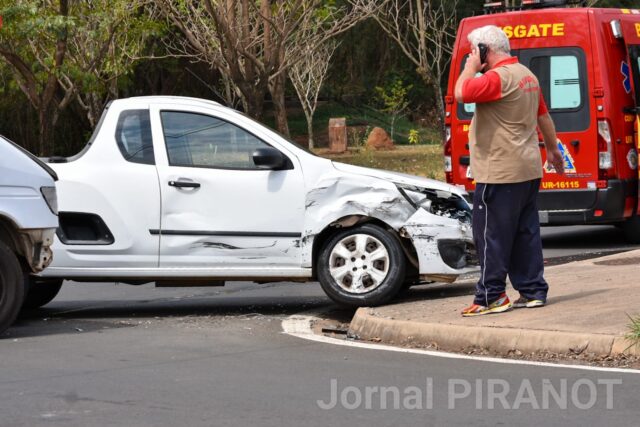 Acidente entre dois veículos deixa uma pessoa ferida em avenida movimentada de Piracicaba
