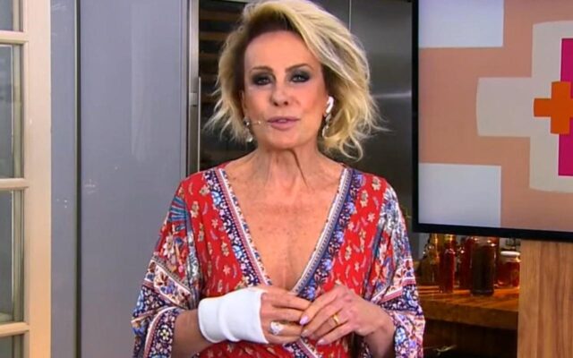 uma foto da apresentadora ana maria braga com a mão enfaixada