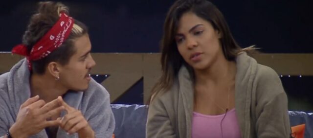 Uma foto de Biel e Tays conversando em A Fazenda Uma foto de Biel e Tays conversando em A Fazenda