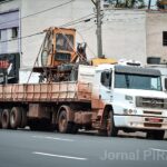 Caminhão com carga excedente derruba fios no Centro de Piracicaba e causa congestionamento