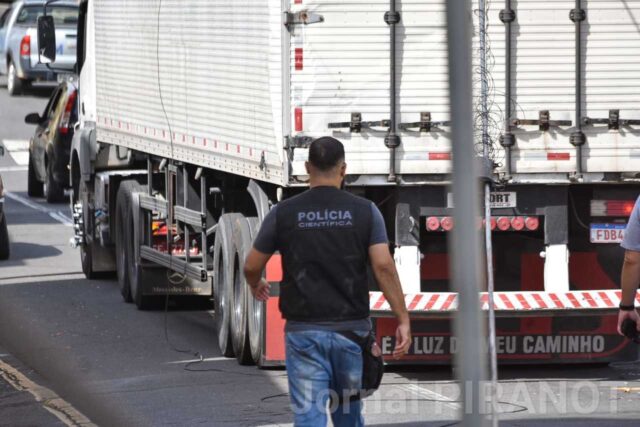 Caminhão arranca fios e interdita rua do centro de Piracicaba