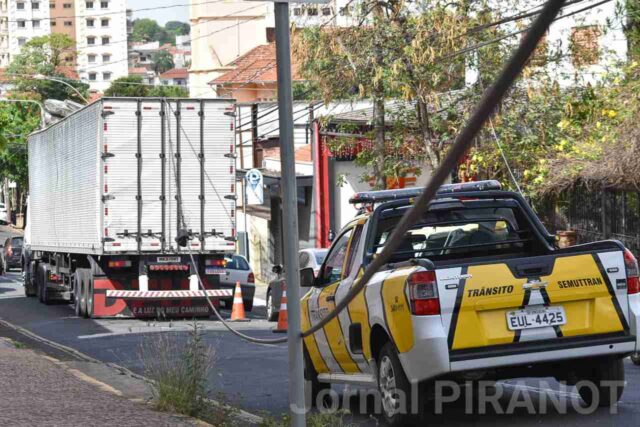 Caminhão arranca fios e interdita rua do centro de Piracicaba 