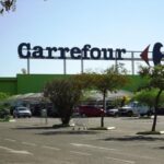 Homem nu é flagrado correndo em estacionamento de hipermercado em Piracicaba